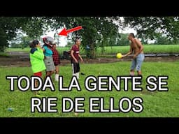 La gente mira al grupo y dicen que están locos así salieron vestidos todos