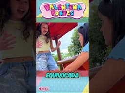 Maria Clara y Valentina - Tobogán divertido  ¡María Clara aprende a subir correctamente!