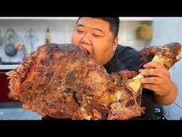 Grilled 22-pound beef leg, Monkey Brother made a big meal for his son, and it took a whole day