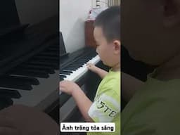 ánh trăng tỏa sáng