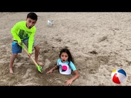 Heidi & Zidane समुद्र तट और रेत की कहानियों पर खेल रहा है | Heidi & Zidane बच्चों की कहानियाँ
