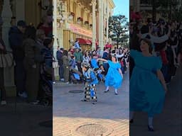Disneyland Paris, Wendy points a pirate in the right direction! Scream! Disney Stars on Parade