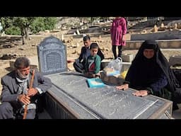 Atabek and his mother visit their sister's grave and send a fatiha for her.