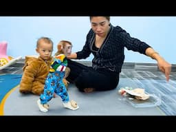 Monkey Kaka and Diem are two happy little friends.