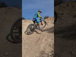 Intentos de subir una rampla inclinada y con mucho peralte #ciclismo #femenino