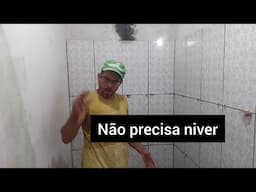 Pedreiro coloca cerâmica no banheiro sem bater niver vai ser muito criticado