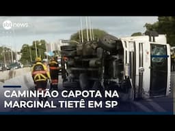 Caminhão capota e interdita pista expressa da Marginal Tietê (SP) | #SBTNews (01/05/25)