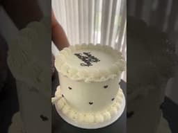 Watch me decorate a “simple” birthday cake 🤍 #cakedecorating #cakedesign #buttercream #birthdaycake