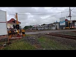 Kereta api berpapasan di perlintasan kota batang jawa tengah