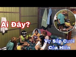 Thằng Hiển Bất Ngờ Dẫn Người Yêu Lạ Về Khoe Với Tuyết Anh Và Cả Team Còn Ôm Hôn