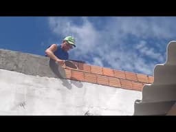Pedreiro levanta a parede e reboca ao mesmo tempo pode isso