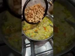 White beans are to chicken what peanut butter is to jelly. Some things just make sense 💛