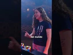Hace el cubo de rubik con los ojos cerrados