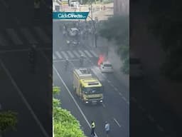 Así apagaron los bomberos el incendio de un coche en Cádiz