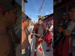Todavía que le pago para tocar en la banda ya me quiere despedir