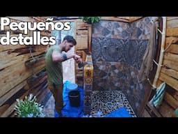 Gringo termina pequeños detalles en el baño