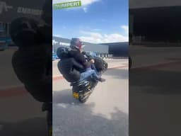 Wheelie met z'n tweeën, gaan we! #shorts