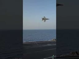 F/A-18 Super Hornet’s Stunning Flyby Past Aircraft Carrier – High Speed Show!