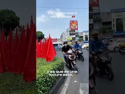 Cruzar o intentar pasar la calle en Vietnam es un deporte de alto riesgo 😂 #vietnam #saigon