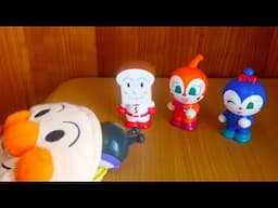 アンパンマンバッグがパクパクたべちゃうぞ！なにがでてくるかな？