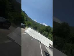 Trafic îngreunat pe Valea Oltului. Marfa dintr-un camiona a ajuns pe carosbil