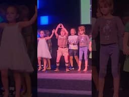 this dancing kid has elite confidence