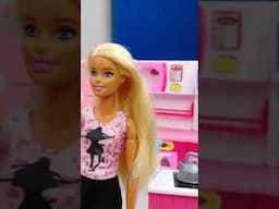 Ken arriva con i suoi bagagli a casa di Barbie! 🧳🏠😊 #giochiperragazze #barbie #barbievlog