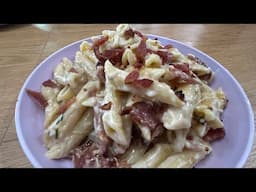 Pasta con  Tocineta en salsa blanca hecha en casa