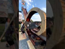 Wow! Man bouwt glijbaan met looping in achtertuin