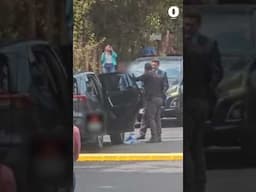 Momento cuando la pareja sentimental de la mujer se entrega a la policía