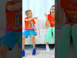 Niki đang chế giễu Vlad bằng cách chơi với mặt nạ ma thuật