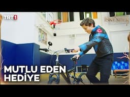 İskender’i mutlu eden hediye… - Tozkoparan İskender Unutulmaz Sahneler