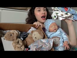 UNA YOUTUBER ME MANDO UN PAQUETE SORPRESA CON COSAS PARA MIS BEBÉS REBORNS (ROPA,ZAPATOS, JUGUETES)