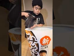 じゅたろうくんの新みそきんはTikTokメドレー2025を踊りながら作る特別な1杯