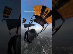 Crowds cheer for US Army parachutists🪂