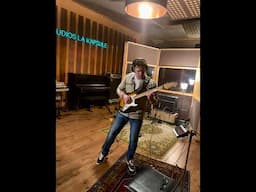 Jean-Pierre Danel en studio - Enregistrement du solo de guitare du single "Love U (Yes I do)".