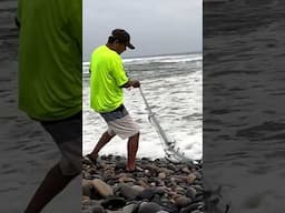 El mar rugía con fuerza… pero esta atarraya cayó justo donde debía