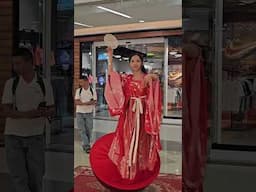 Thiếu nữ xinh đẹp khiêu vũ trên quả cầu Lật đật. 🥰😍😘
