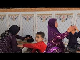 In Atabek's absence, Shahin and the children clean the kitchen.