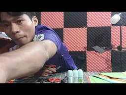 Bé cắt dán đường đua xe và vẽ khán giả cổ vũ
