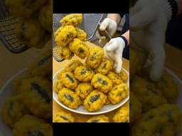 한국인 입 맛을 사로잡은 신기한 이 김밥? 땡볕 무더위에도 발걸음 붙들어요! 바삭함이 완전 끝내주는 대왕 김밥튀김 Fried gimbab shop in Korea #shorts