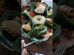 Indonesian Girl Explains "Nasi Campur" to Me🇮🇩 #indonesiangirl #nasicampur #indonesianfood