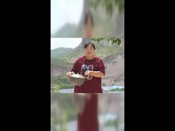 《霞姐秘制土砂锅炖鸡，鸡肉嫩滑爆汁超满足！》