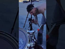 🥁 E così i @foofighters  cercano un batterista... ah.