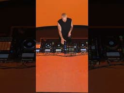 The table is controlled by the decks 😳