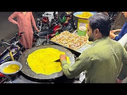 PEOPLE ARE CRAZY 😯 7:50 PM FOR BURGER KING FAST MAKER IN PESHAWAR - Fast Street Food Workers