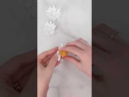 Daisies are the happiest flowers! Make these paper daisies to decorate your home or next event!