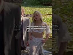 Os looks de Sabrina Carpenter no videoclipe de "Manchild"