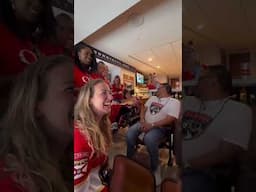 Taylor Swift y Travis Kelce se toman un tiempo con los fans en la Stanley Cup 👏❤️ #Shorts