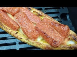 un Antojito Colombiano. Plátano con queso y bocadillo